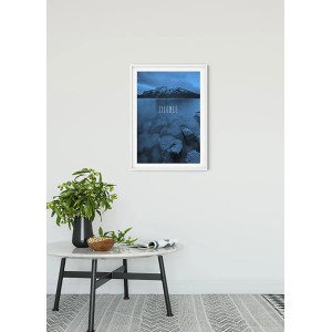 Komar Wandbild Word Lake Blue, 50x70 cm, mit Bergsee-Motiv und dem Wort 'Silence'.
