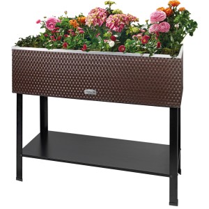 Braunes Wilk Kräuterbeet Rattan, 95x40x85 cm, bepflanzt mit bunten Blumen. Holz-Hochbeet mit Ablage.