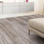 Laminatboden Comfort Eiche Antik Grau 7 mm im Wohnraum verlegt.
