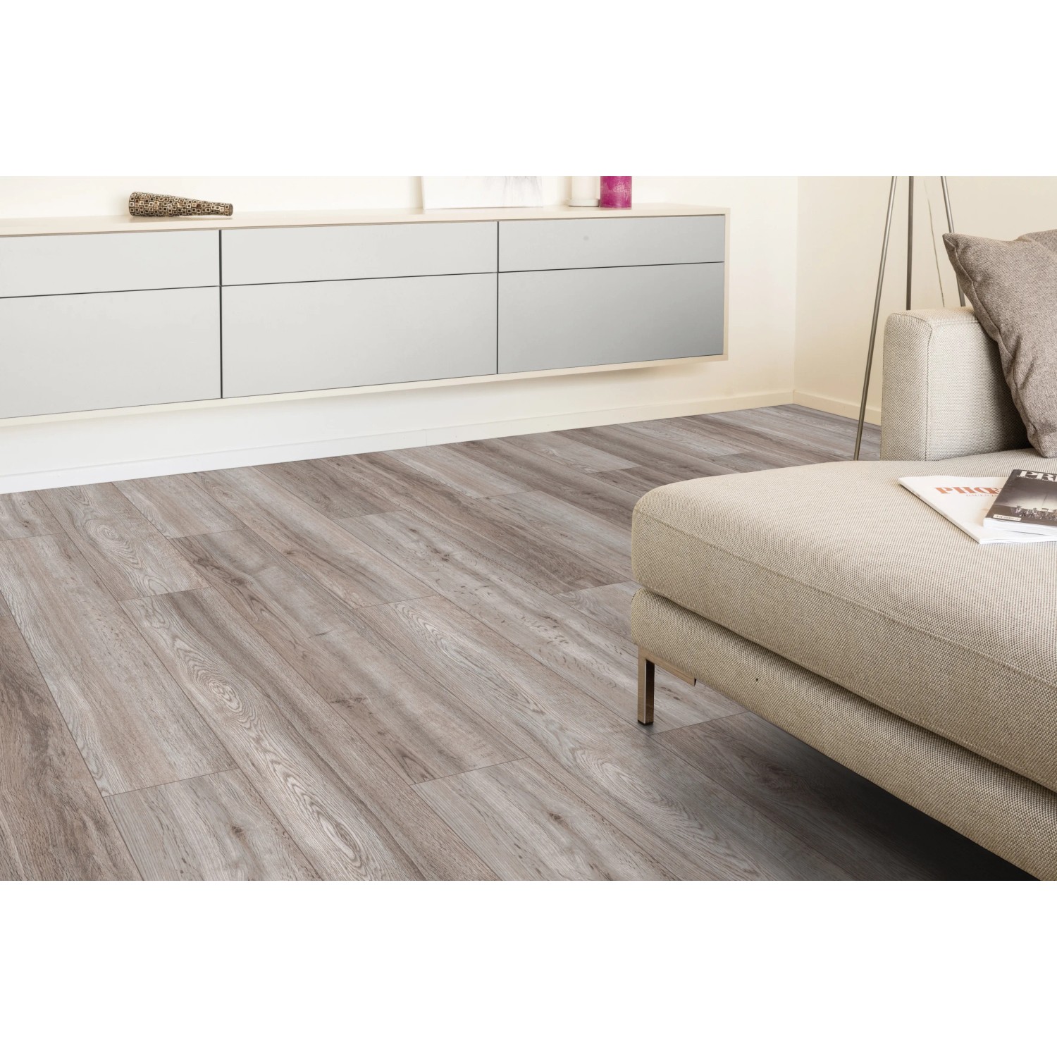 Laminatboden Comfort Eiche Antik Grau 7 mm im Wohnraum verlegt.