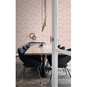Wohnraum mit altrosa Tapete mit Kranichmuster der Marke Origin Wallcoverings.