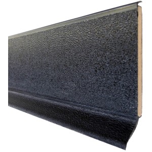 Schwarze System 9 Kernsockelleiste, 60 mm hoch, für perfekten Wandabschluss.