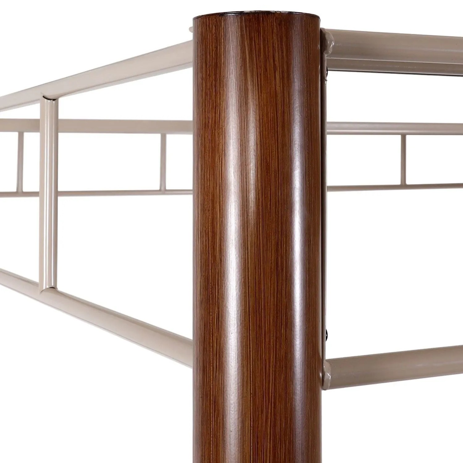 Detailansicht: BERLINLODGE Pergola mit braunem Pfosten in Bambus-Optik und hellem Metallrahmen.