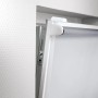Detailaufnahme: Weißes Thermo-Rollo Manresa, 80x175 cm, mit Befestigung am Fensterrahmen.