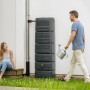 4rain Wandtank Slim Wood Decor 330 l Graphite Grey mit Auslaufhahn und zwei Personen im Garten.
