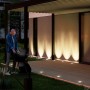 Silberner SSC-LUXon Juavi Bodeneinbaustrahler beleuchtet Terrasse beim Grillen.