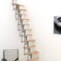 Minka Raumspartreppe Twister Buche Grau, platzsparende Innentreppe mit Buchenholzstufen und grauem Geländer.