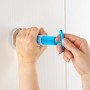 Montage des Wenko Vacuum-Loc Adapters für Bad-Accessoires an einer weißen Wand.