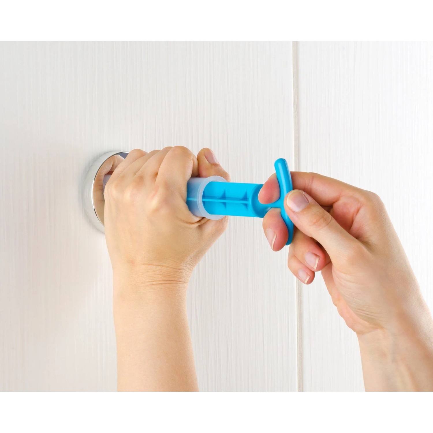Montage des Wenko Vacuum-Loc Adapters für Bad-Accessoires an einer weißen Wand.