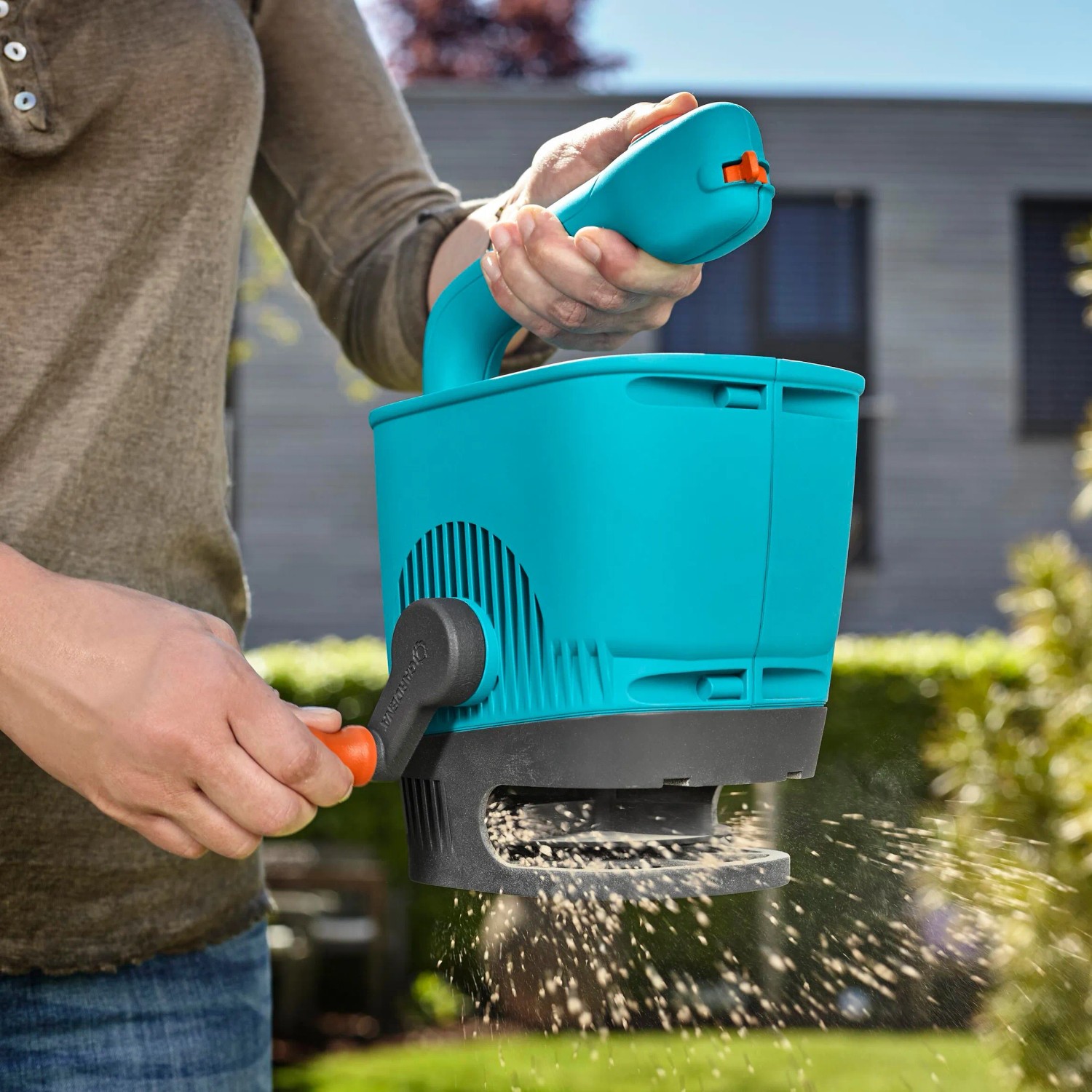 Gardena Handstreuer M in Aktion: Streuwagen für Dünger, Saatgut und Streugut im Garten.