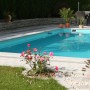 Rechteckiger Steinbach Styropor Pool-Set Highlight de Luxe im Garten mit Pflanzen.