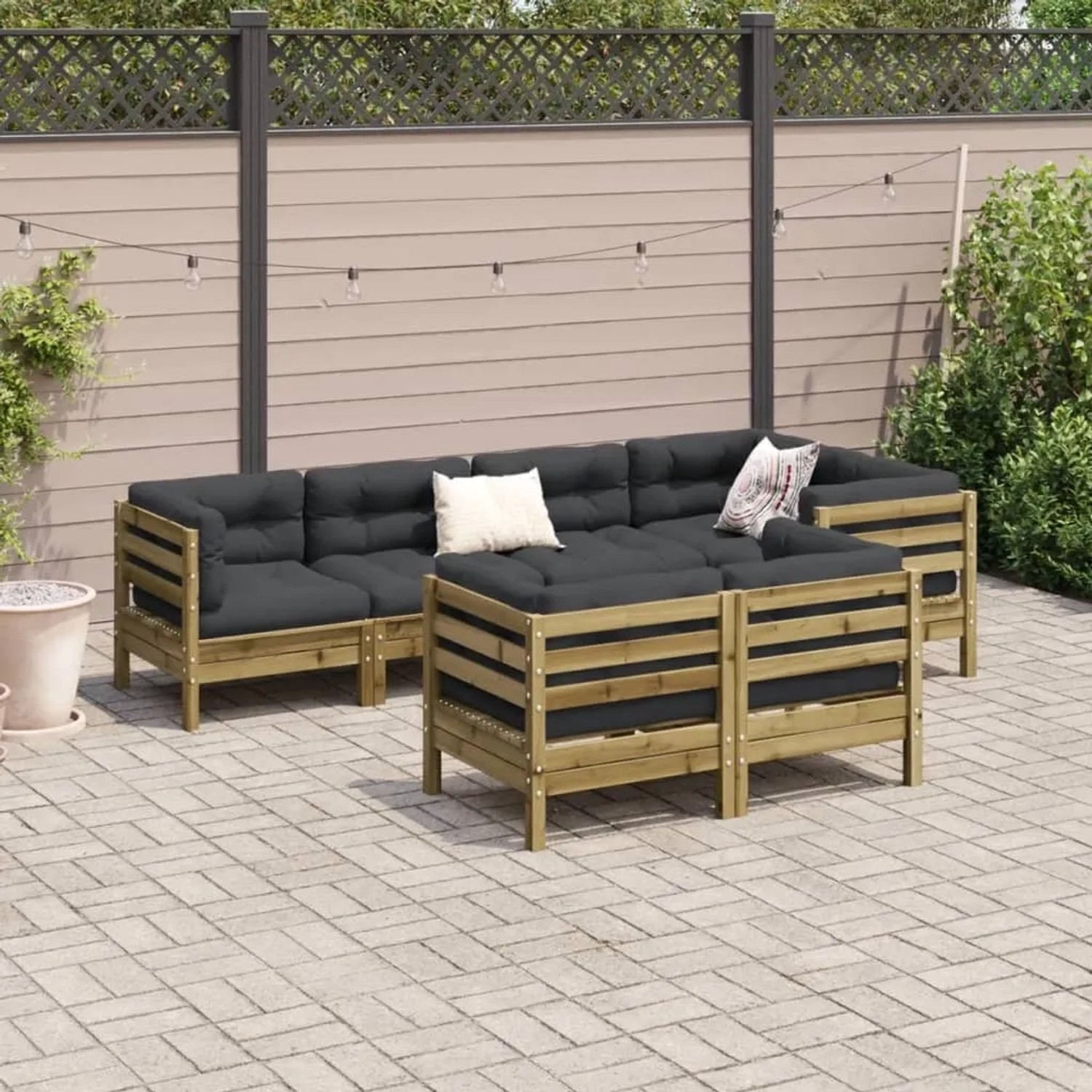 7-tlg. Garten-Sofagarnitur aus imprägniertem Kiefernholz mit anthrazitfarbenen Kissen.