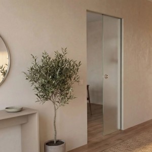 Schiebetür-Set mit satinierter Glastür und zargenloser Optik im Wohnraum.