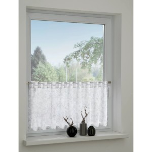 Silbergraue Bistrogardine mit Blümchenmuster am Fenster, transparente Scheibengardine.