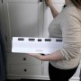 Westfalia Smart Air Heizungs-Booster in Weiß, gehalten von einer Person vor einem weißen Schrank.