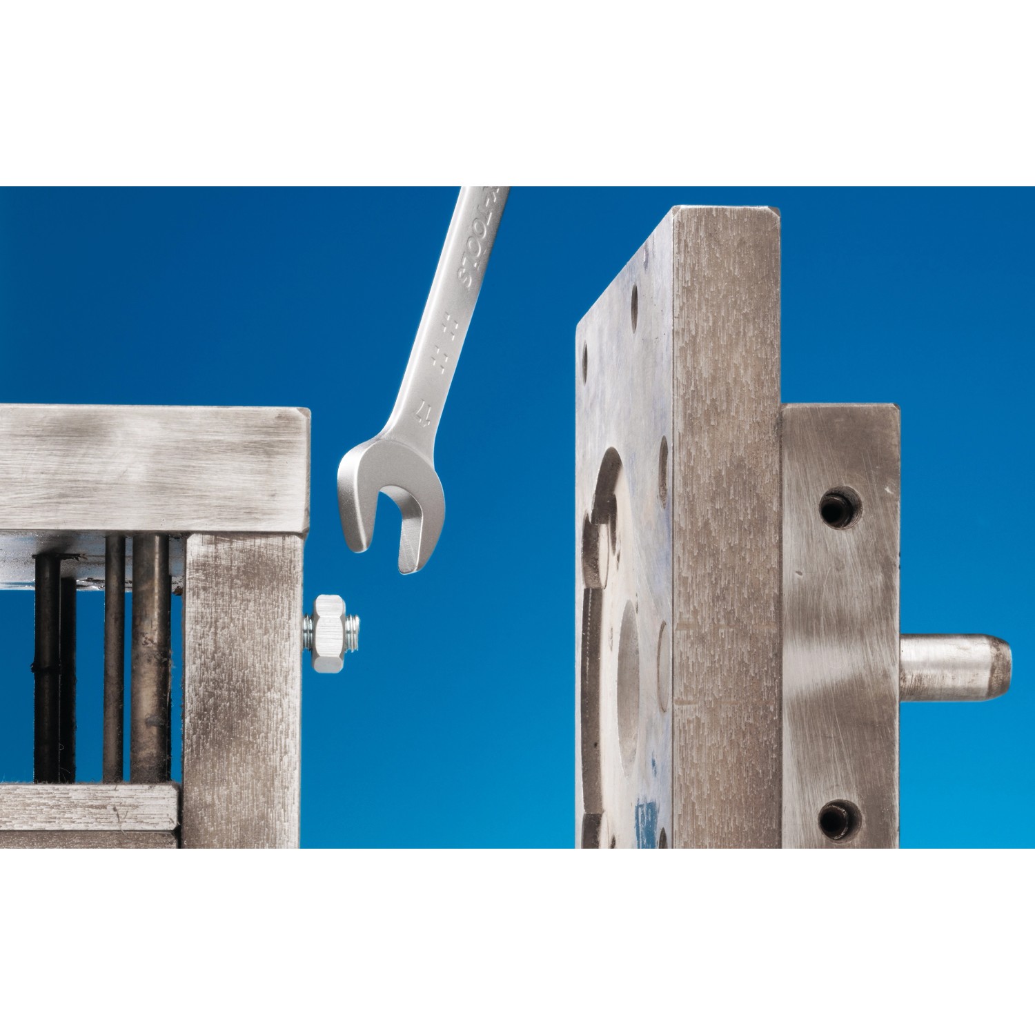 LUX Gabelschlüssel (6x7 mm) beim Anziehen einer Schraube an einer Werkbank.