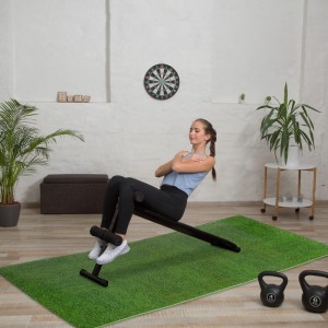 Grüne EVA Bodenschutzmatte mit Rasenmotiv als Unterlage für Fitnessgeräte beim Home Workout. Geräuschminimierend & stoßdämpfend.
