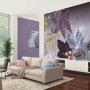 Erismann Fototapete ELLE Decoration AMARYLLIS violett im Wohnraum mit Sofa und Fenster.