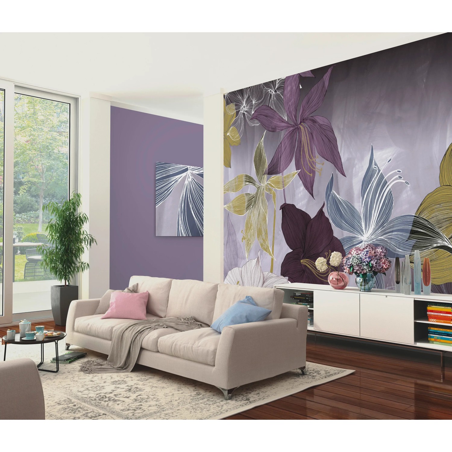 Erismann Fototapete ELLE Decoration AMARYLLIS violett im Wohnraum mit Sofa und Fenster.