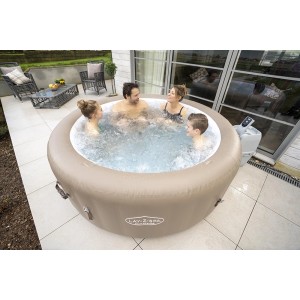 Bestway Lay-Z-Spa Palm Springs: Aufblasbarer Whirlpool mit Familie im Garten.