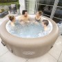 Bestway Lay-Z-Spa Palm Springs: Aufblasbarer Whirlpool mit Familie im Garten.