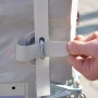 Detailaufnahme Stema Anhänger Basic: Befestigung der Plane mit Gurtband und Öse.