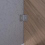 Detailaufnahme: Befestigung einer geraden Eichenholztreppe Mykonos Pro an einer Wand.