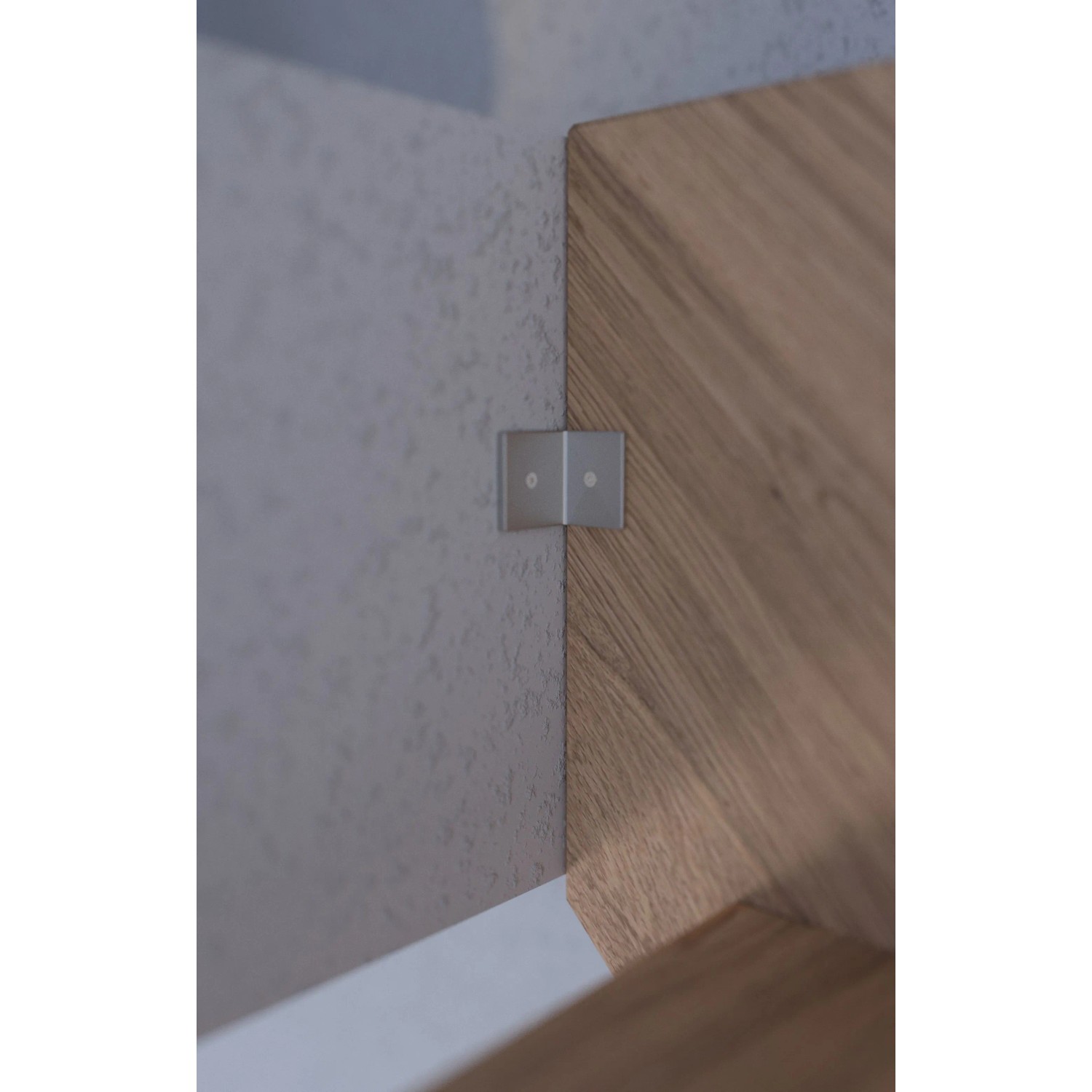 Detailaufnahme: Befestigung einer geraden Eichenholztreppe Mykonos Pro an einer Wand.
