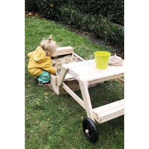 Holz-Sandkasten mit Sitzgruppe und Matschtisch. Kind spielt im Sand. Vielseitiger Sandspielbereich für Garten & Balkon.