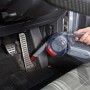 Black+Decker Dustbuster Pivot Autosauger 12V in Nutzung im Fußraum eines Autos.