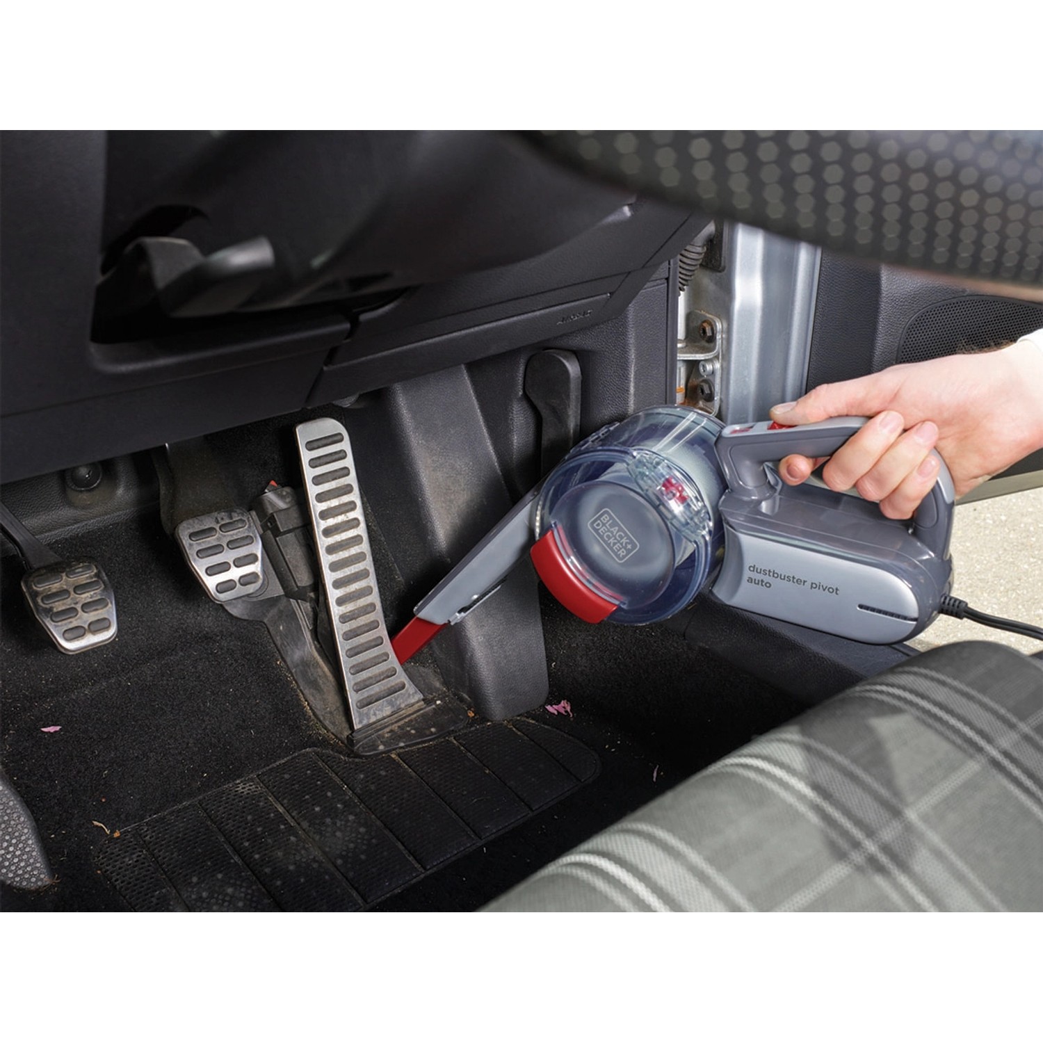 Black+Decker Dustbuster Pivot Autosauger 12V in Nutzung im Fußraum eines Autos.