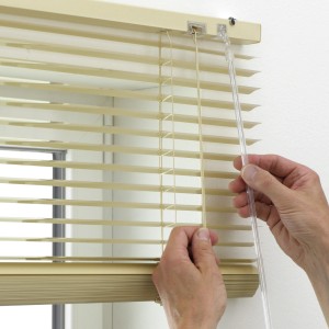 Beige Aluminium-Jalousie (140x175cm) von Gardinia in Bedienung.