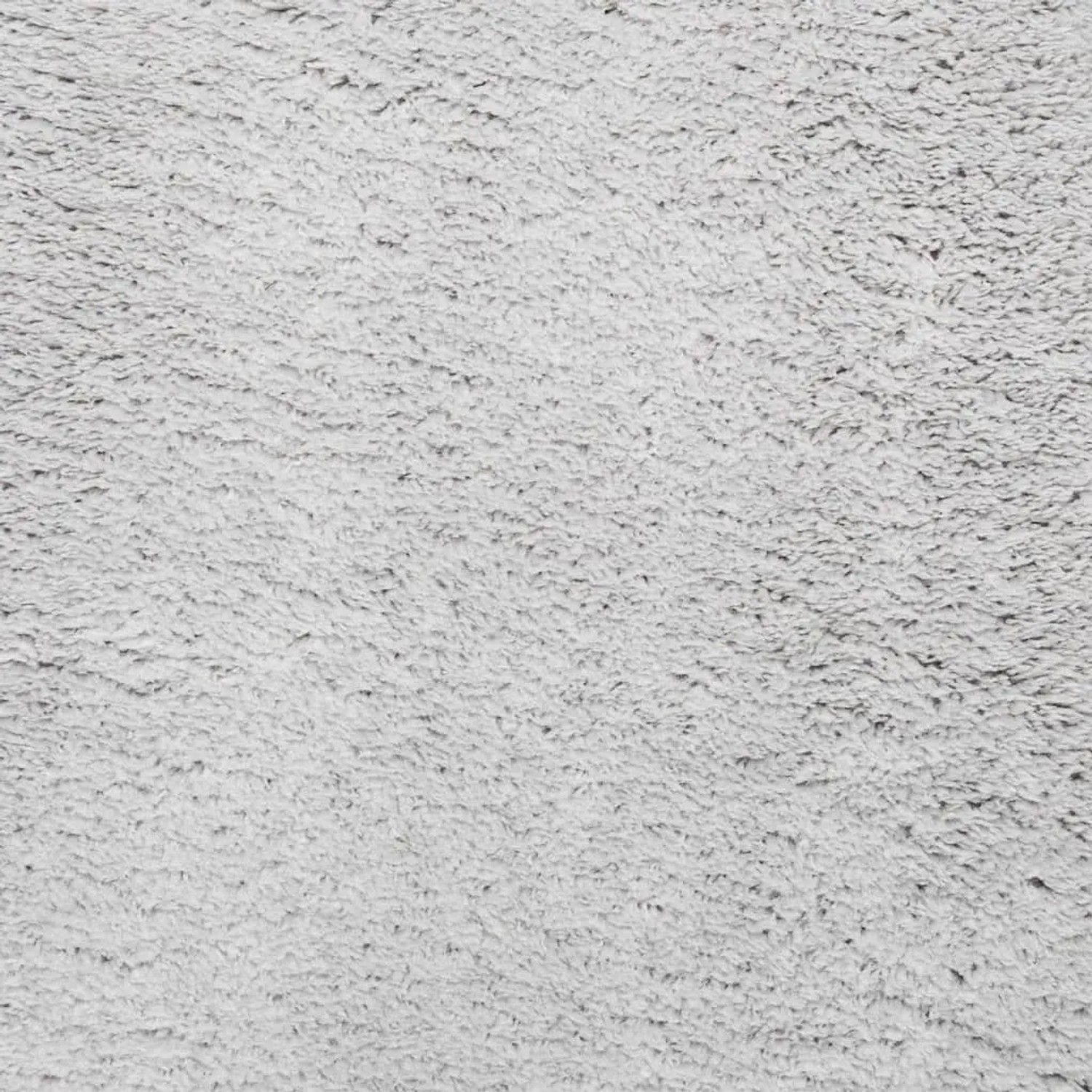 Grauer Kurzflor-Teppich aus Polyester mit weicher, flauschiger Textur. Waschbarer Teppich für Wohnräume.