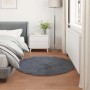 Anthrazitfarbener, runder Kunstfell Teppich (Ø 80 cm) im Schlafzimmer.