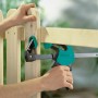 Wolfcraft Einhandzwinge EHZ Easy 75-300 im Einsatz beim Verleimen von Holzzaunlatten.