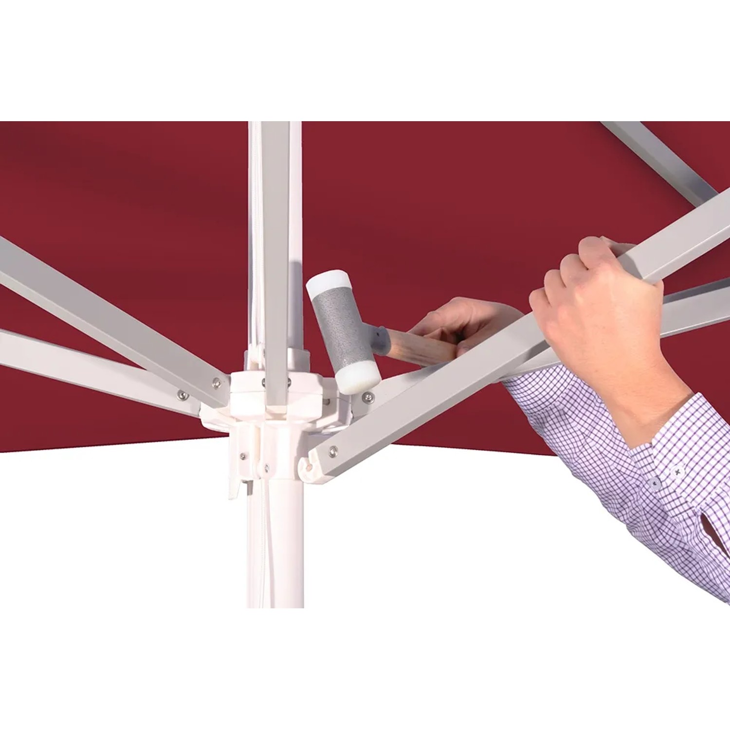 Detailaufnahme: Bordeaux Marktschirm Jumbo (Ø 400 cm) mit Seilzugmechanik in Bedienung.