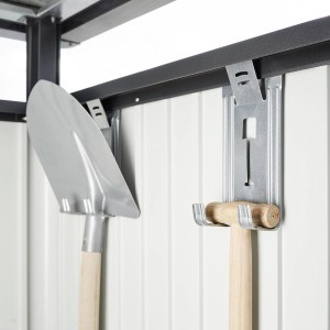 Innenansicht Biohort HighLine Gerätehaus: Schaufel und Hammer an Halterungen.