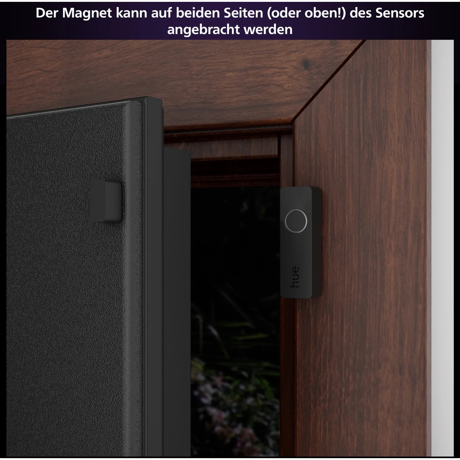 Philips Hue Secure Kontaktsensor 2er-Pack in Schwarz an Türrahmen montiert.