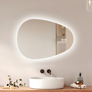 Asymmetrischer Emke LED Badspiegel 80x60 cm mit dimmbaren Lichtfarben im modernen Badezimmer.