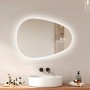 Asymmetrischer Emke LED Badspiegel 80x60 cm mit dimmbaren Lichtfarben im modernen Badezimmer.
