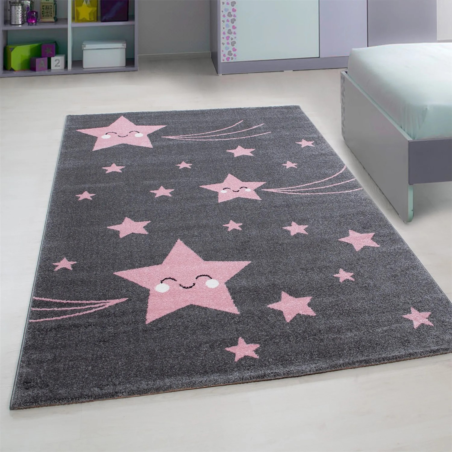 Ayyildiz Kinderteppich Kids 610 Pink (80x150cm) mit Sternenmuster im Kinderzimmer.