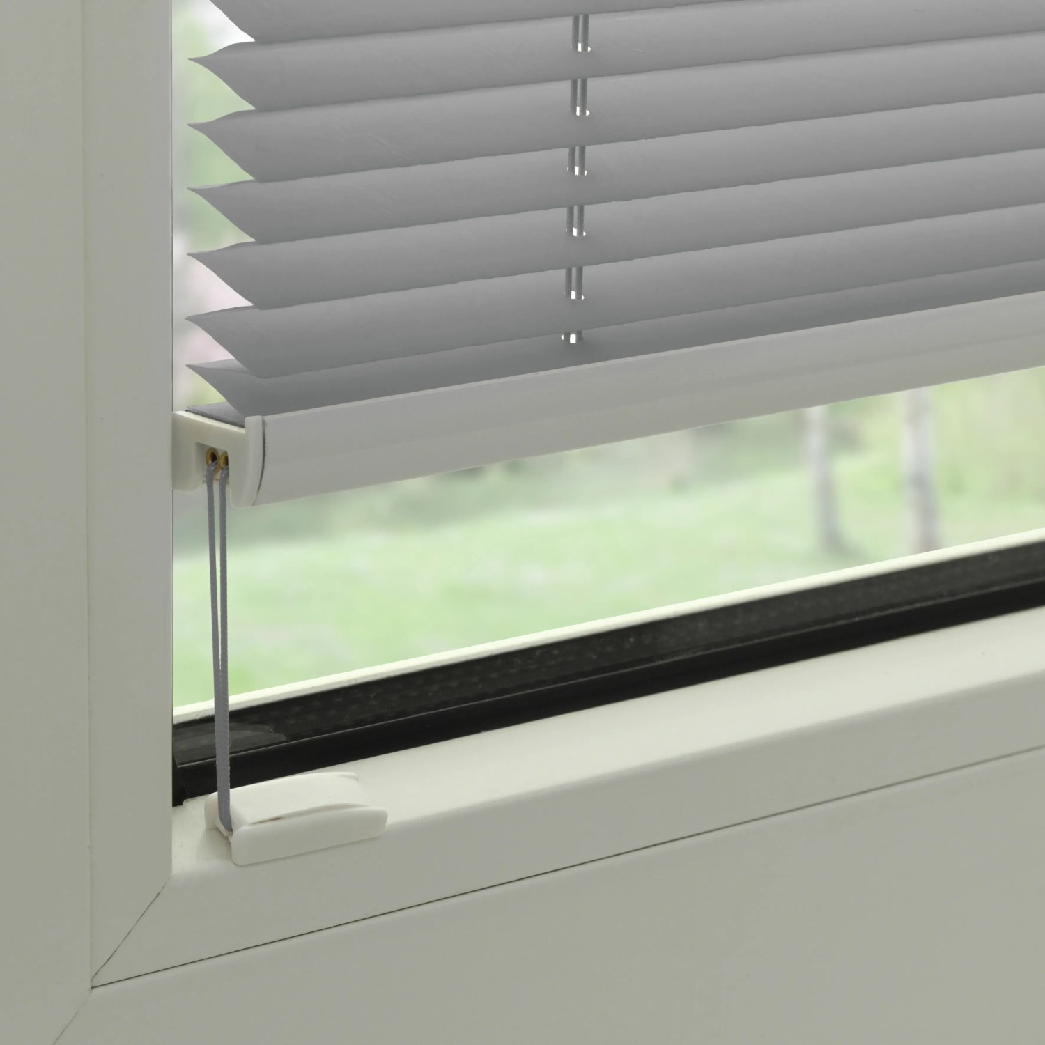 Graues Gardinia Plissee Concept Tageslicht, 70x130 cm, am Fenster montiert.