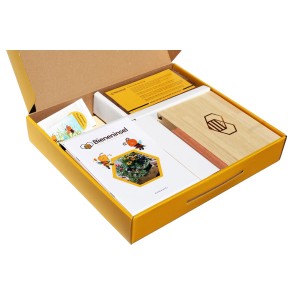 Bieneninsel Pflanzset: Holzwabe, Samen, Erde, Anleitung im gelben Karton für Bienen und Insekten.