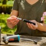 Gardena EasyPump Pumpsprüher 1 l: Frau legt Batterien ein. Drucksprüher für Garten und Haus.