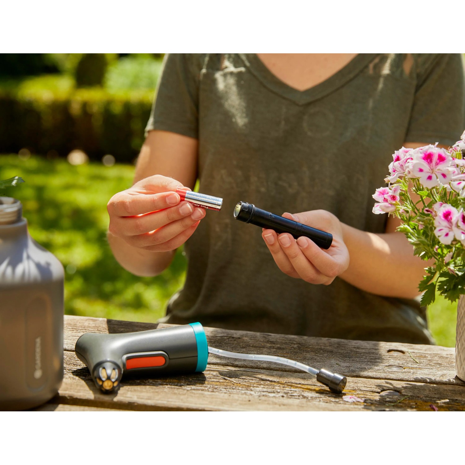 Gardena EasyPump Pumpsprüher 1 l: Frau legt Batterien ein. Drucksprüher für Garten und Haus.