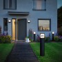 Paulmann LED-Outdoor-Wandleuchte Padea mit Sensor in Anthrazit an Hauswand mit Wegbeleuchtung.