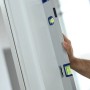 LUX Wasserwaage Alles im Lot (80 cm) im Einsatz zur vertikalen Ausrichtung.