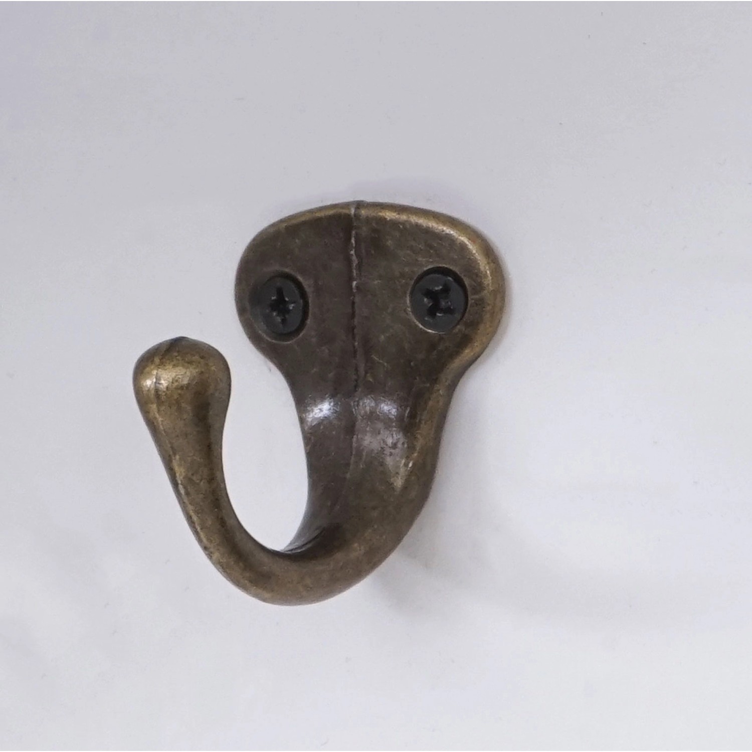 Detailaufnahme: Haken der weißen MCW Wandgarderobe D41 Sweet Home mit 4 Haken.