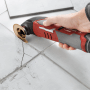 Einhell Multitool im Einsatz: Fugen entfernen mit Sägeblatt. Zubehör für Multifunktionswerkzeuge.