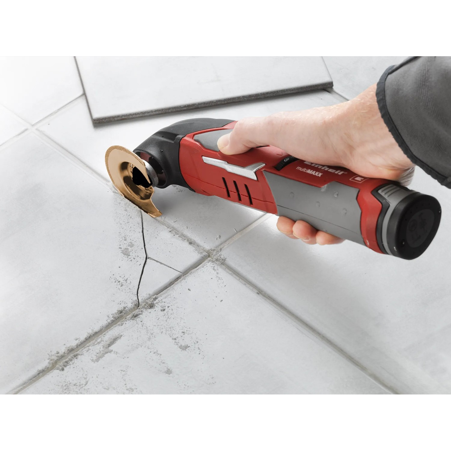 Einhell Multitool im Einsatz: Fugen entfernen mit Sägeblatt. Zubehör für Multifunktionswerkzeuge.
